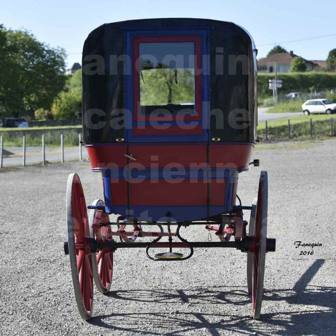Défilé de calèches de 1900 dans les rues de Villeneuve d'Aveyron le 15 mai 2016 - calèche 4 roues "fermé" - 5