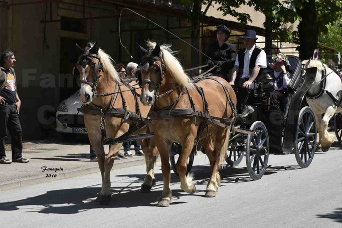 Défilé de calèches de 1900 dans les rues de Villeneuve d'Aveyron le 15 mai 2016 - Attelage en paire chevaux lourds - calèche 4 roues - 4