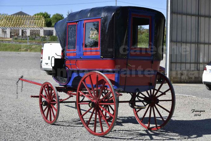Défilé de calèches de 1900 dans les rues de Villeneuve d'Aveyron le 15 mai 2016 - calèche 4 roues "fermé" - 3