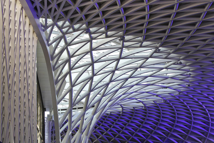 London - Dachkonstrunktion der Schalterhalle der  King's Cross Railway Station