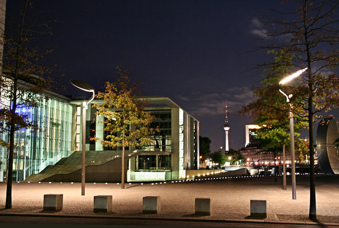 Nocna perspektywa od Reichstagu na "Alex" wzdluz Sprewy