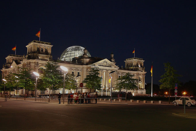 Spozniona grupka turystow na placu przed Reichstagiem