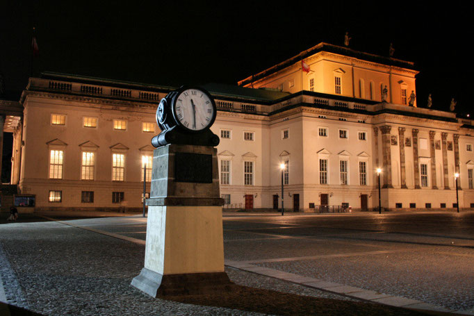 Noc na Bebelplatz przy Unter den Linden