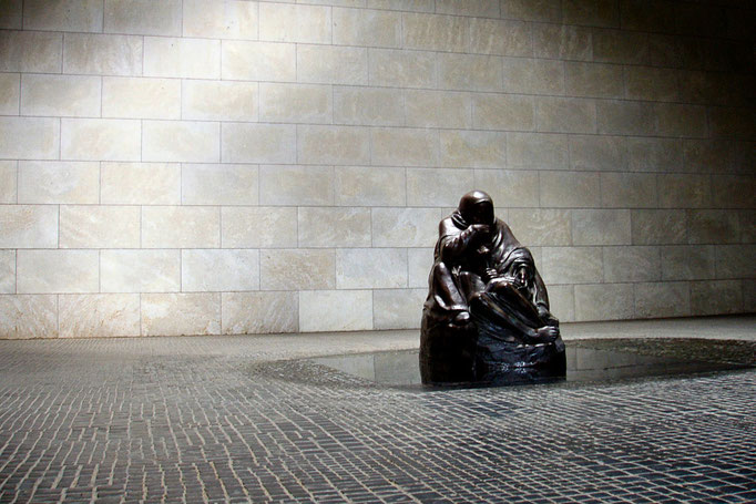 Neue Wache - pomnik ofiarom wojen