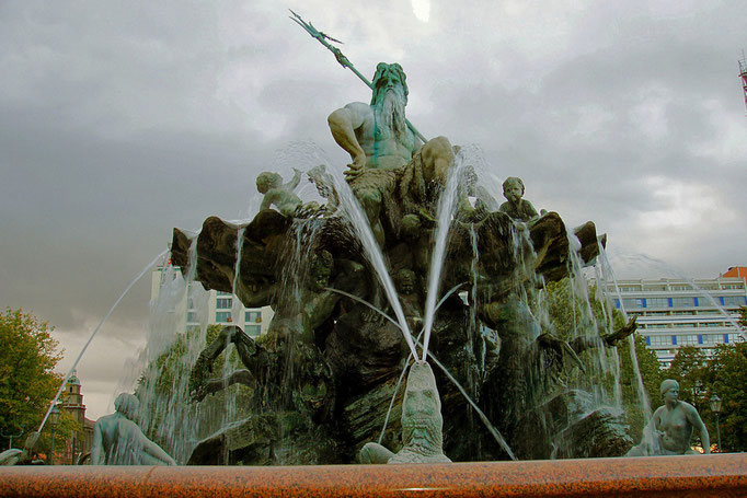 Fontanna z sylwetka Neptuna przed "Czerwonym Ratuszem"