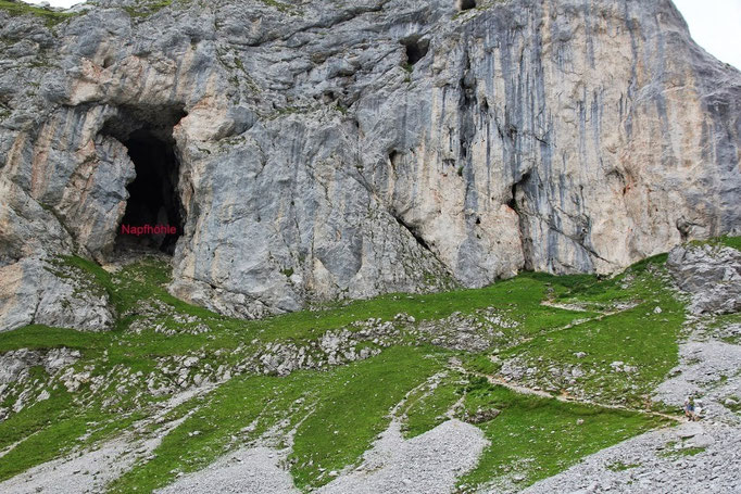 .. vorbei an der "Napfhöhle"