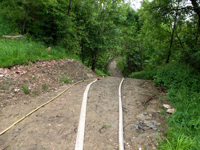 Der Weg entlang des Höhenberges ist an zwei Stellen bis 15 Meter abgerutscht.