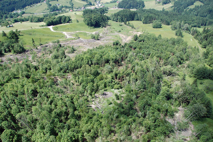 Blick von oben auf den rutschenden Hang.
