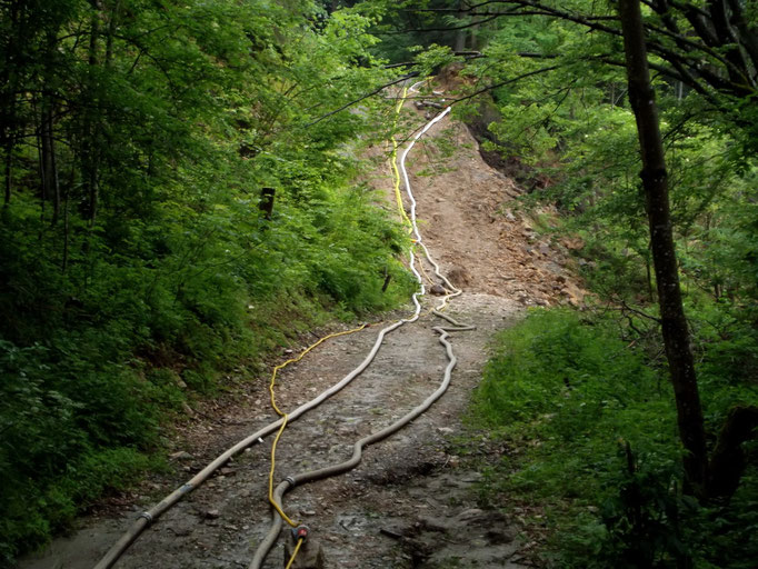 Der Weg entlang des Höhenberges ist an zwei Stellen bis 15 Meter abgerutscht.
