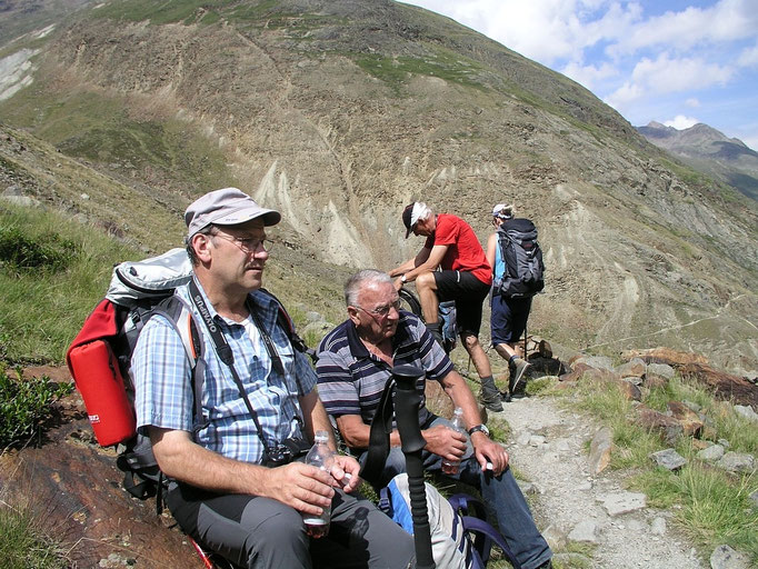 Kurze Rast vor dem letzten Anstieg zum Hochjoch-Hospiz.
