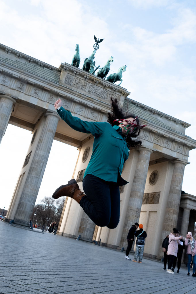 Pfadfinder springen vor dem Brandenburger Tor in die Höhe - (c) Jacob Maibaum/rdp