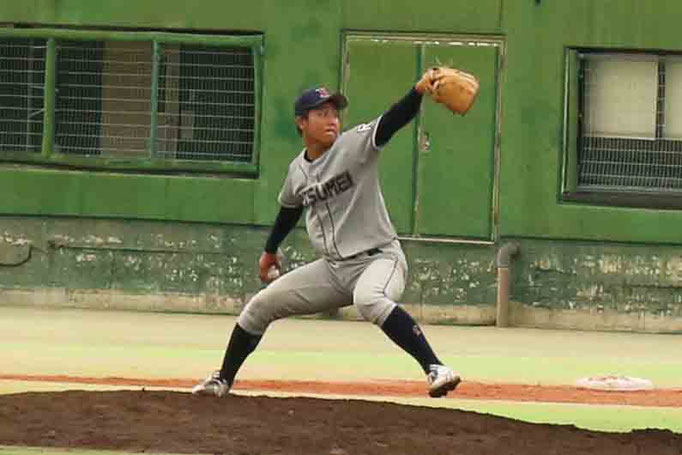 ７回にリリーフし、０点に抑え勝利投手となった山梨（産社３）