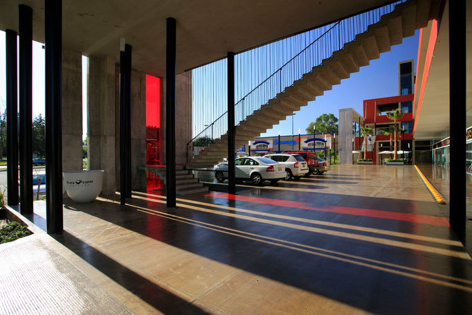 Escalera con cristal rojo