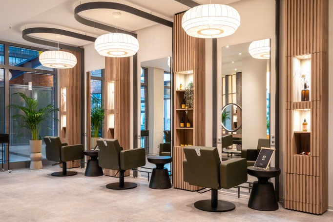 Großzügige Spiegelplätze im Salon MEHLFELD in Bad Schwartau