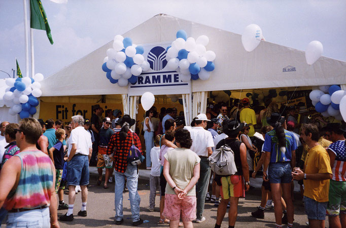 Ein 160 qm großes Zelt im Fahrerlager am Nürburgring, eine Mischung aus Messestand und guter Laune. Mit Live Musik, bayerischen Schmankerln, Gewinnspielen und Autogrammstunden.