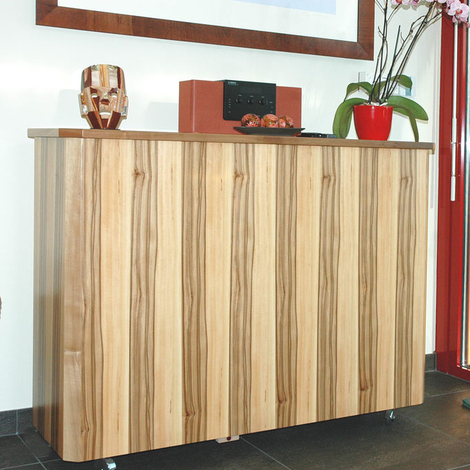 Rollenschrank als TV-Haus. Der Fernseher kommt auf Knopfdruck einer Fernbedienung nach oben! Der Schrank ist aus Satin Nuss, auch Amber Baum genannt, Natur lackiert.
