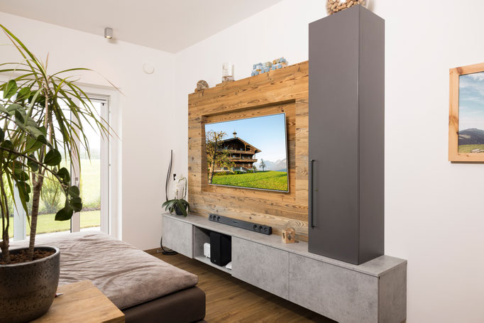 Altholz sonnenverbrannt in Kombination mit TV Board in Betonoptik mit Tip-On Schubladen. Der seitliche Schrank iist aus anthrazitfarbenem Schichtstoff.