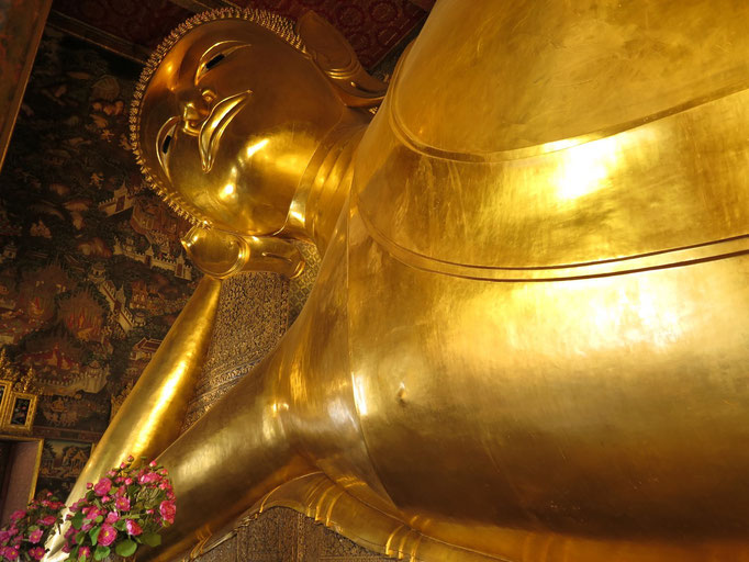 Bangkog, Wat Pho. Buda Reclinado, de más de 45 metros de largo y 15 de alto