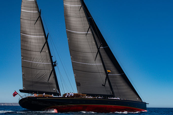 Maximus, Super Yacht