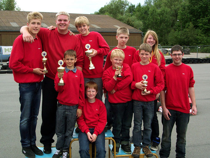 Auf dem Gruppenbild hinten v. links Fabian Meyer, Normen-Marcel Raabe, David Andersen, Nico Föge, Janica Schlüer; Mitte v. li. Joel Selenski, Felix Graefe, Max-Jannes Drescher, Alexander Doll; vorne Tjark Schlüer