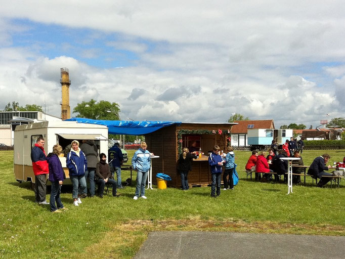 Blick auf den Schiedsgericht-Caravan und die Imbissbude