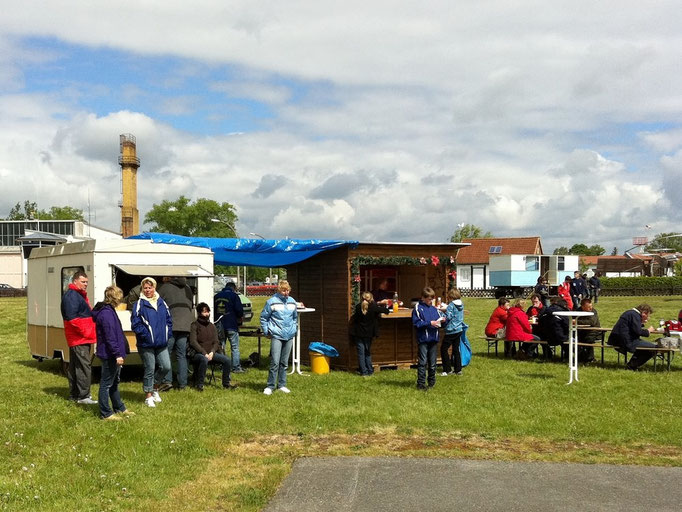 Blick auf den Schiedsgericht-Caravan und die Imbissbude