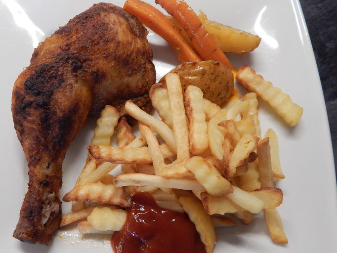 Hähnchenschenkel mit Pommes