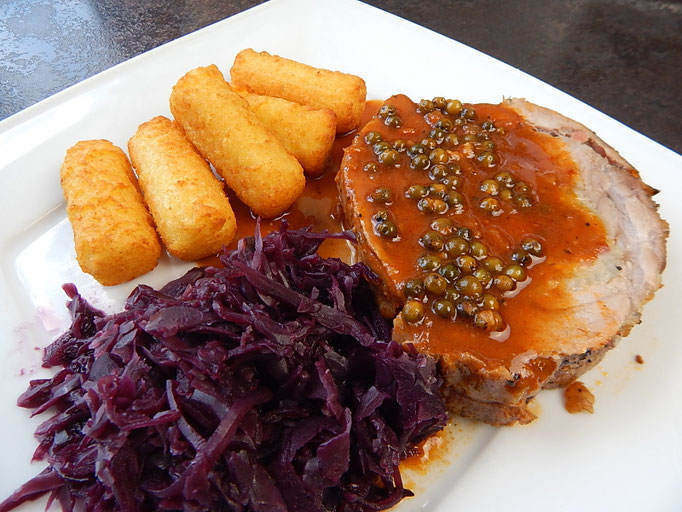 Zwiebelrollbraten mit Pfeffersoße