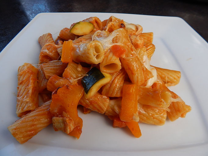 Nudelauflauf mit Gemüse und Hähnchen