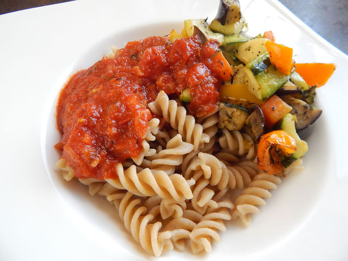 Vollkornnudeln mit mediterranen Gemüse und Tomatensoße