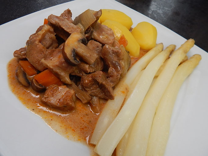 Einfaches Champignon Rahm Gulasch mit Spargel aus dem Ofen