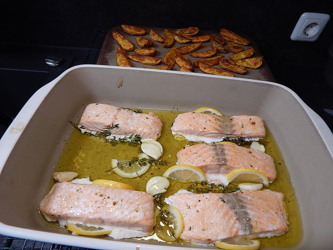 Gedünsteter Lachs mit Kartoffelspalten aus dem Grundset