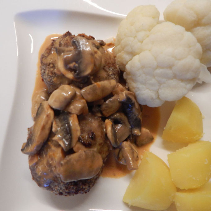 Fleischpflanzerl mit Pilzrahmsoße