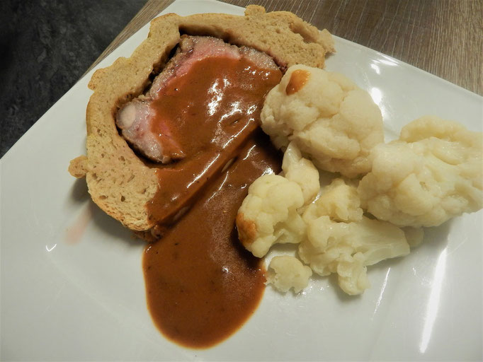 Schweinebraten im Brotteig