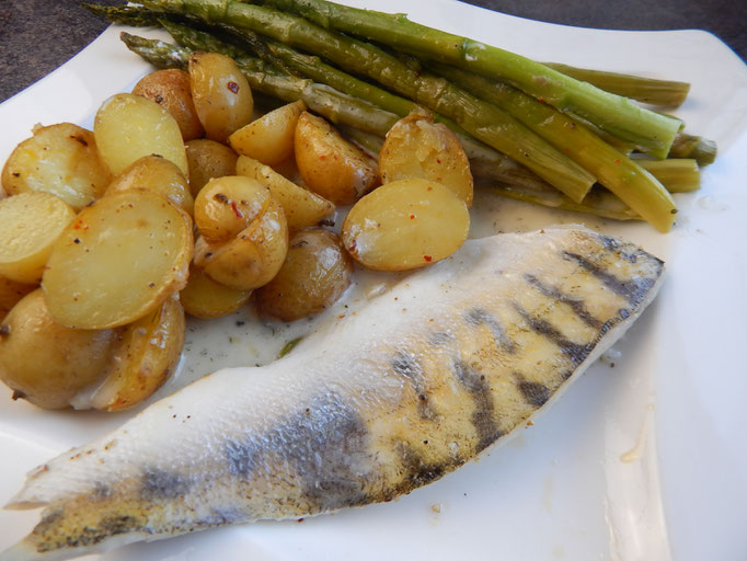 Fischfilet mit grünem Spargel und Ofenkatoffeln