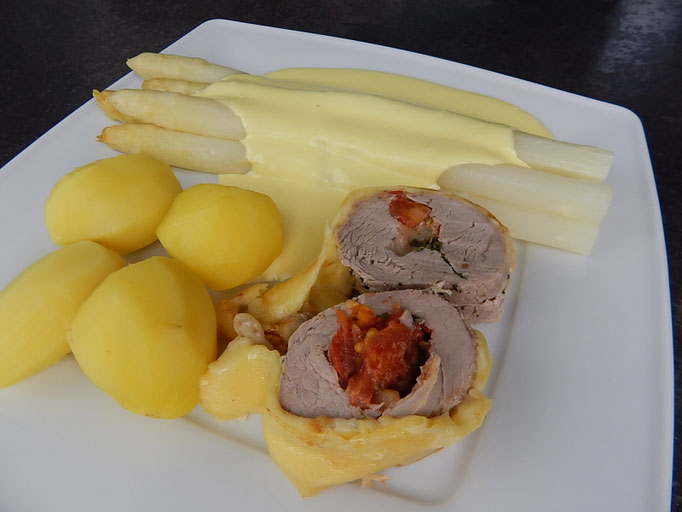 Gefülltes, überbackenes Filet mit Spargel