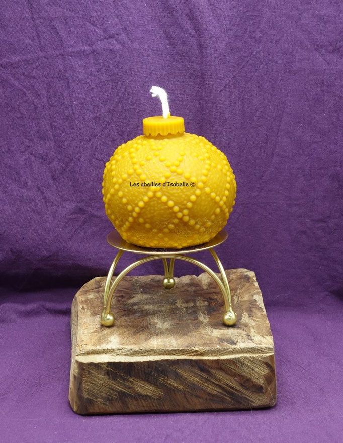 bougie décorative en forme de boule en cire d'abeille de mon rucher - travail de l'apiculteur - www.lesabeillesdisabelle.fr