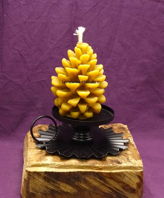 bougie décorative en pure cire d'abeille représentant une pomme de pin. La cire est récoltée dans mon rucher et nettoyée sans aucun ajout de produit - www.lesabeillesdisabelle.fr