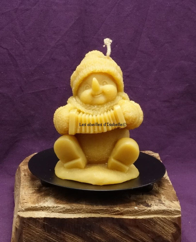 bougie en cire d'abeille en forme de bonhomme de neige - www.lesabeillesdisabelle.fr