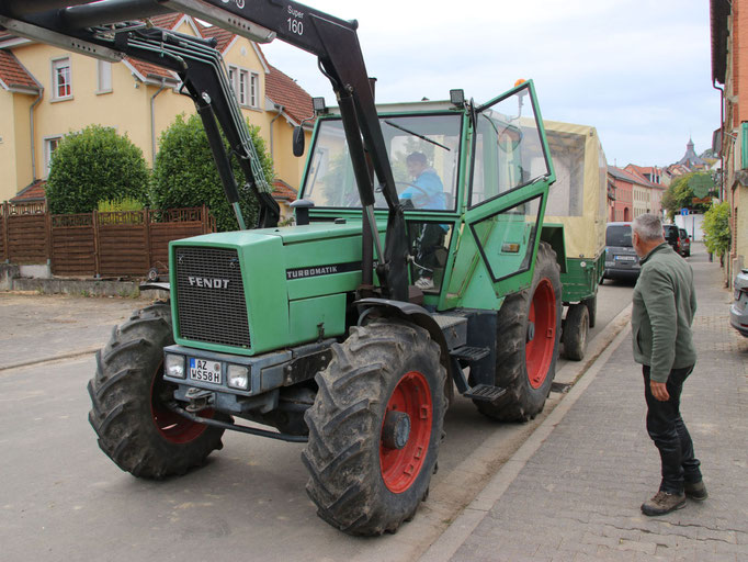 Dario vom Haus St. Martin sitzt im riesigen Traktor von Winzer Runkel aus Partenheim