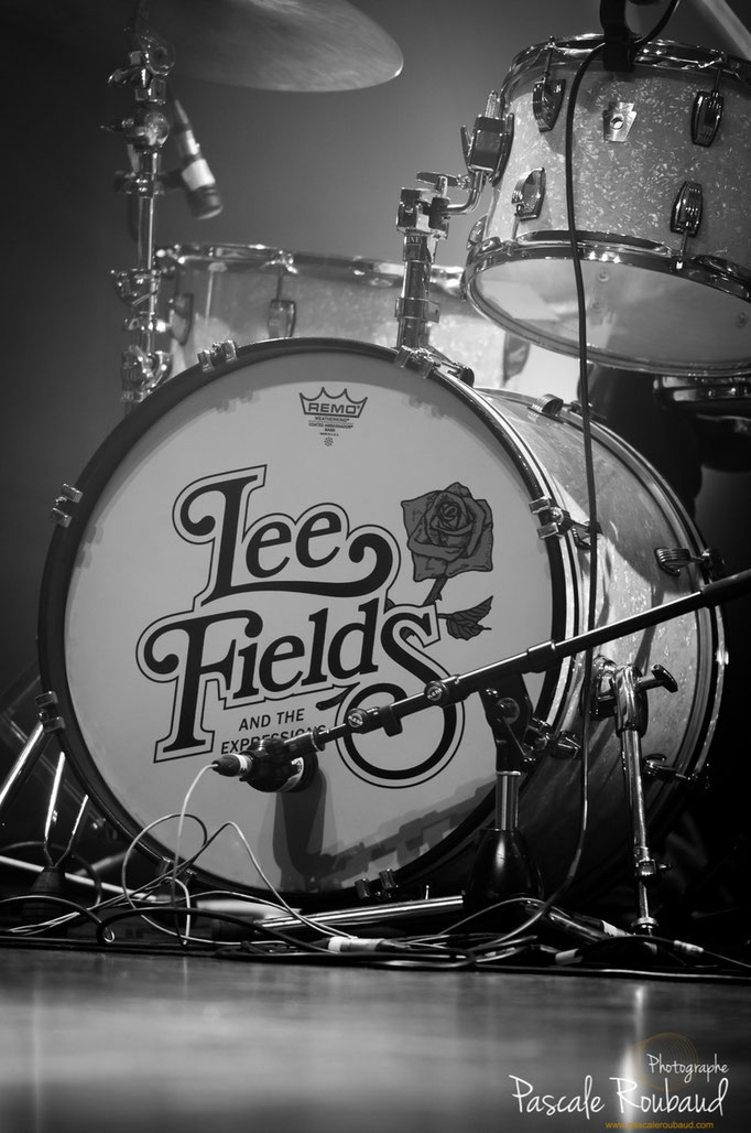 Lee fields & the expressions gros plan de la batterie de Lee Fields & the expressions