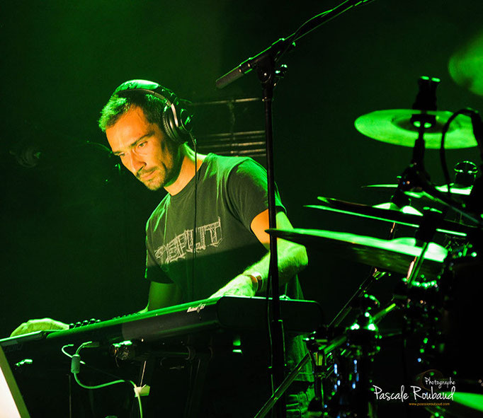  Vladimir Bozaar Nice le batteur joue les couleurs sont flamboyantes et vertes