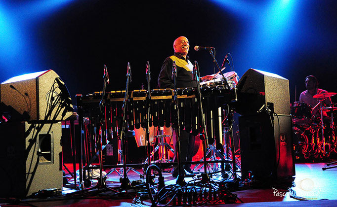 Mulatu ASTAKTE Nice photo en couleur jouant des percussions