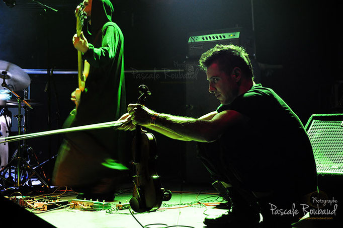Secretchiefs3 à Nice le chanteur est assis de profil agroupi face à la scène