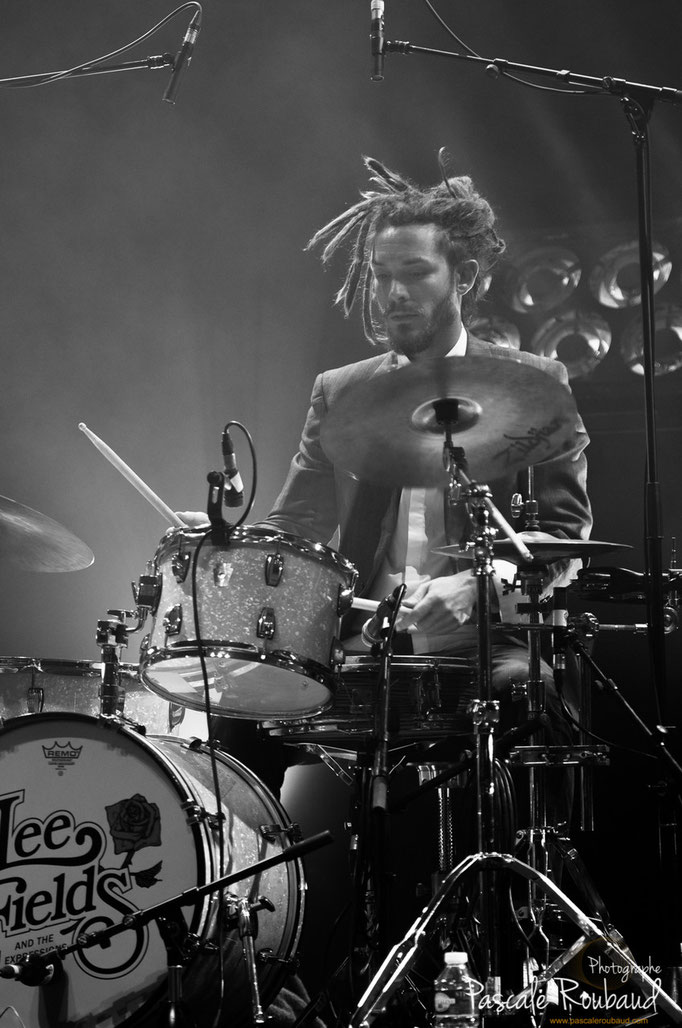 Concert de Cherry Boop Nice le batteur est en mouvement la photo est en noir et blanc