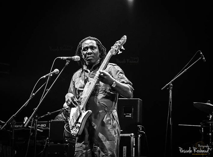 Concert de Richard Bona photo en black and white Richard joue de la basse