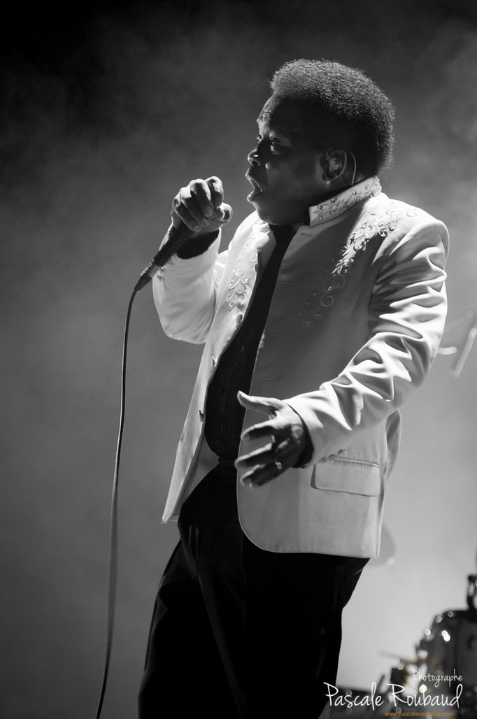 Lee fields & the expressions photo en noir et blanc du chanteur en contre jour