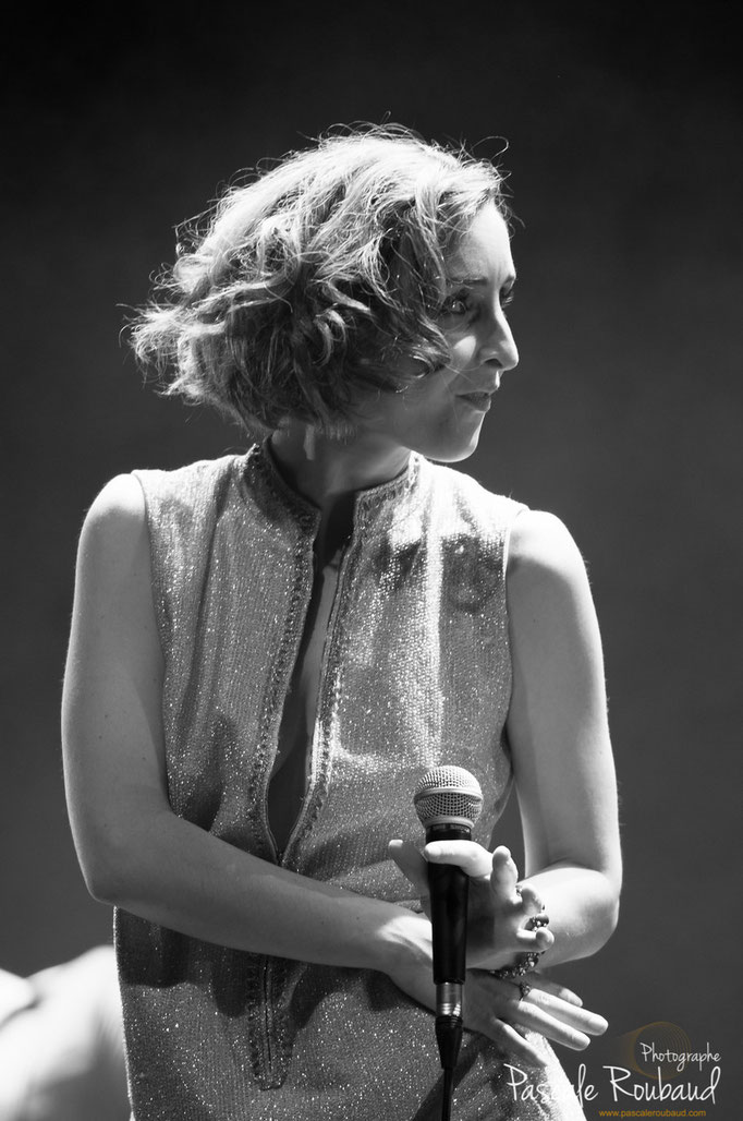  Cherry Boop photo en noir et blanc la chanteuse est expressive