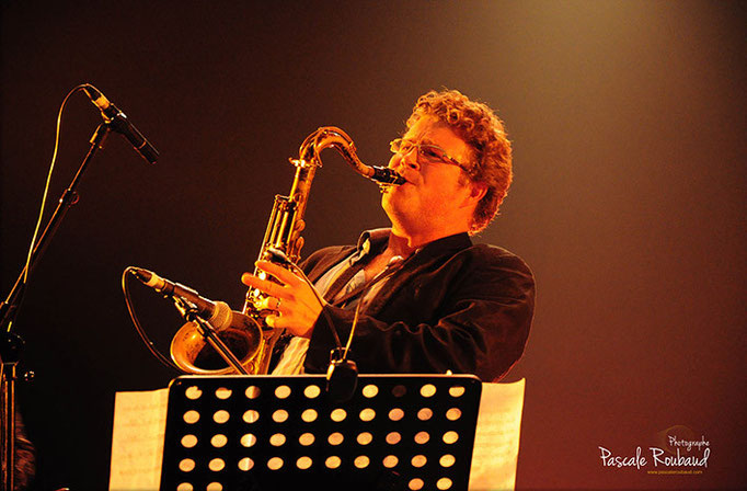 Saxophoniste de Mulatu ASTAKTE Nice salle Lino Ventura photo couleur dorée