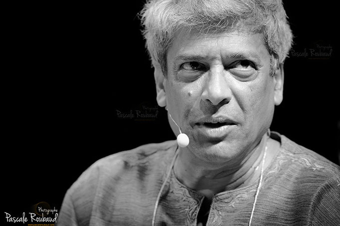 Trilok gurtu gros plan sur le visage du chanteur